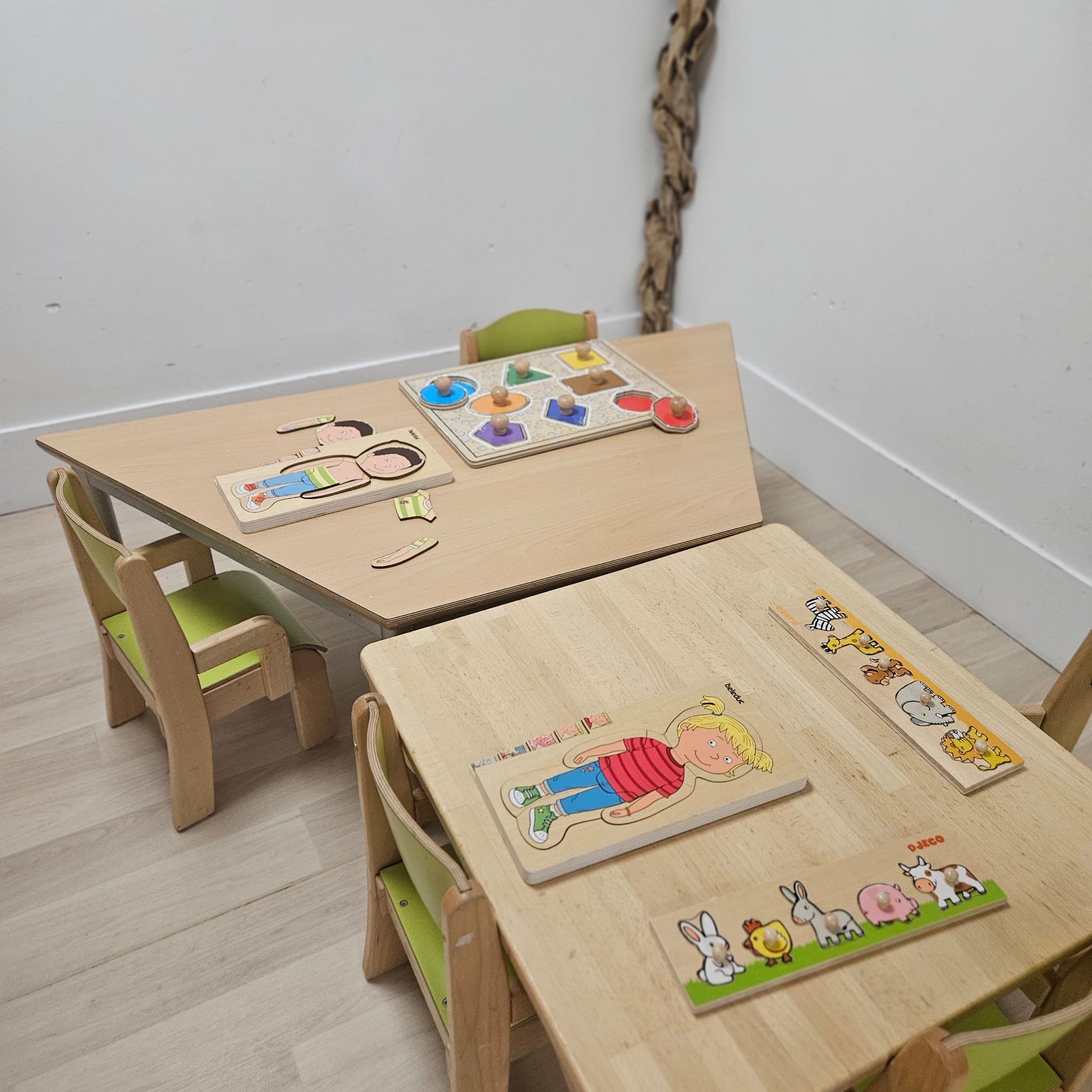 Jeux éducatifs et puzzles en bois sur les tables de la crèche